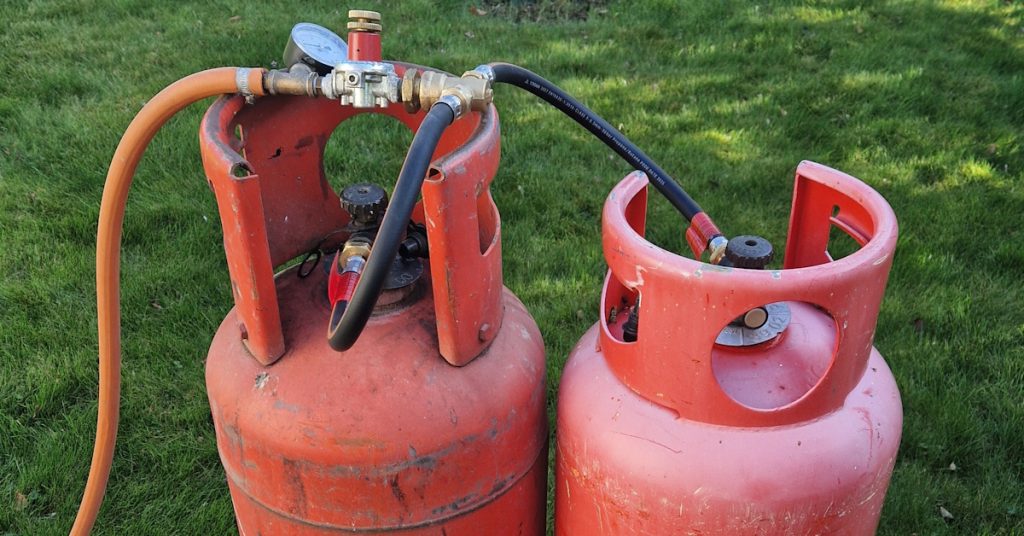 Twin gas bottles and regulator